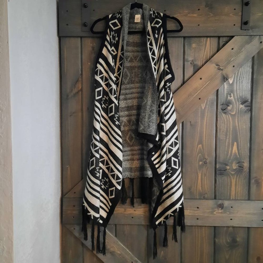 L/XL SWEATER VEST FRINGE HEM OPEN CARDIGAN STYLE